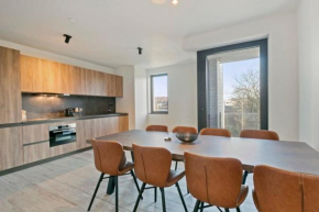 Huswell - Spacious 3 bedroom apartment with private garage